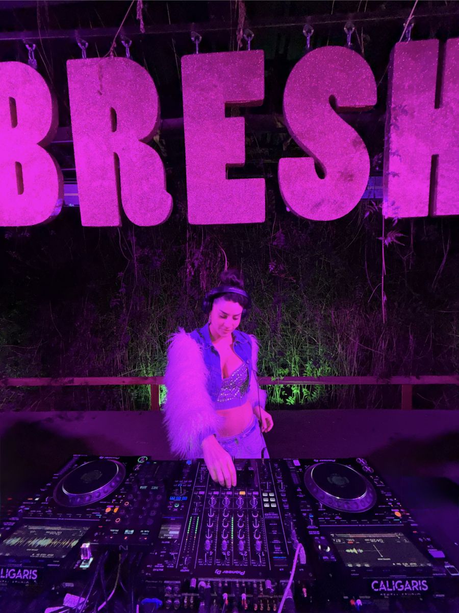 VILLALOBOS en los platos bajo el cartel de BRESH