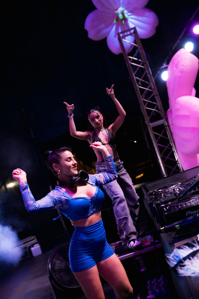 VILLALOBOS bailando en el escenario